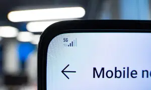 Le symbole 5G sur l'écran du téléphone indique comment savoir si on est en 4G ou 5G.