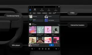 Interface de l'application Android Auto avec des éléments condensés, un mini-lecteur et des en-têtes interactifs.