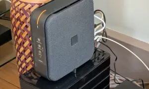 La Livebox 7, avec son design moderne, est connectée et prête à diffuser le Wi-Fi 7.