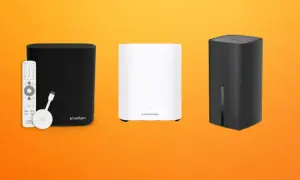 Trois appareils de connectivité : un routeur noir avec télécommande et dongle, un routeur blanc "Powered by Orange", et un routeur noir. Idéal pour avoir la fibre sans box.