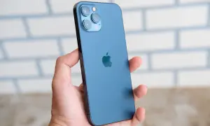 Main bleue, triple appareil photo, logo Apple. Les iphone 12 spécifications techniques sont impressionnantes.
