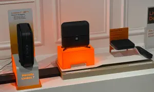 La nouvelle Livebox 7, puissante et élégante, est présentée aux côtés d'un décodeur TV 6.