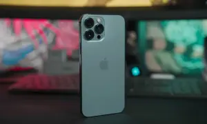 Un iPhone 13 bleu céleste, avec son logo Apple et son triple appareil photo, prêt pour sa date de sortie.