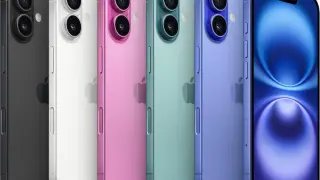 Cinq iPhones 17 Plus colorés, du noir au bleu, alignés.