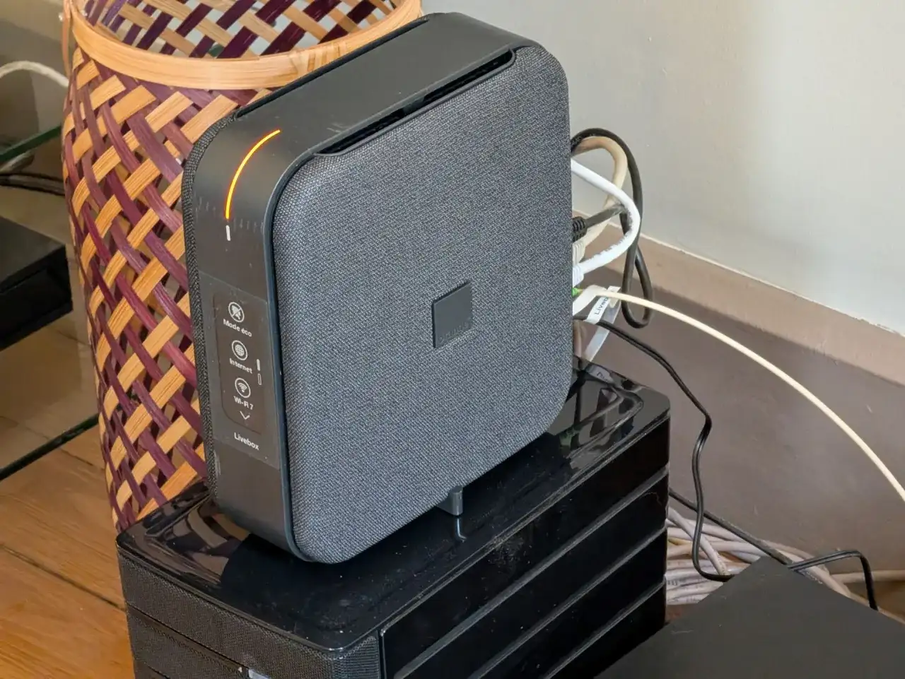 La Livebox 7, avec son design moderne, est connectée et prête à diffuser le Wi-Fi 7.