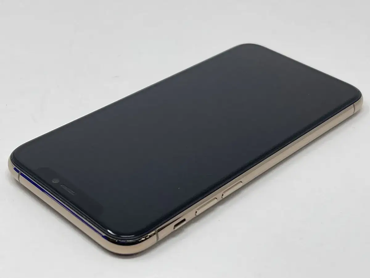 Un iPhone 11 Pro doré, prêt pour une nouvelle aventure.