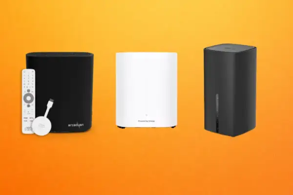 Trois appareils de connectivité : un routeur noir avec télécommande et dongle, un routeur blanc "Powered by Orange", et un routeur noir. Idéal pour avoir la fibre sans box.