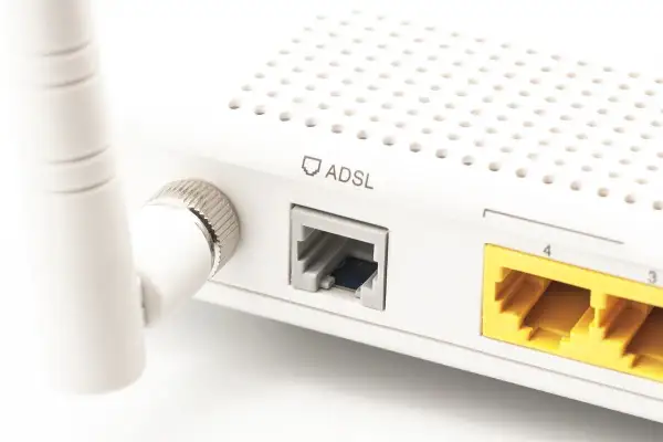 Le port ADSL sur un routeur blanc, prêt à connecter votre connexion internet.