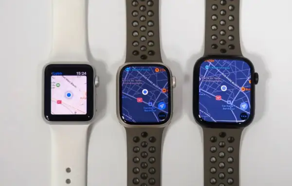 Trois Apple Watch de tailles différentes affichant une carte. La plus petite montre Lyon, les deux autres Paris.