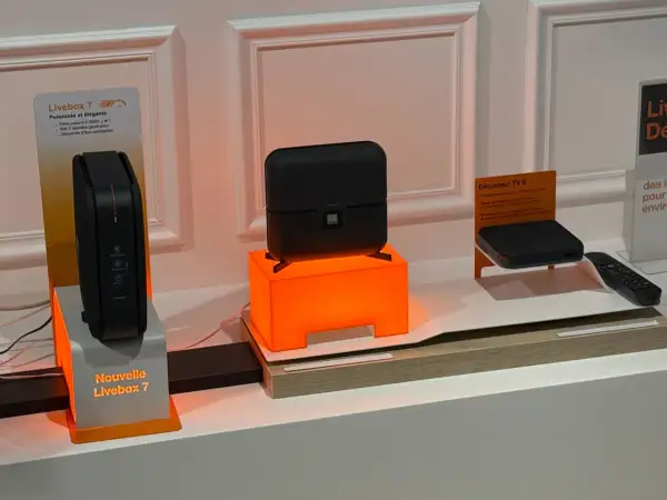 La nouvelle Livebox 7, puissante et élégante, est présentée aux côtés d'un décodeur TV 6.