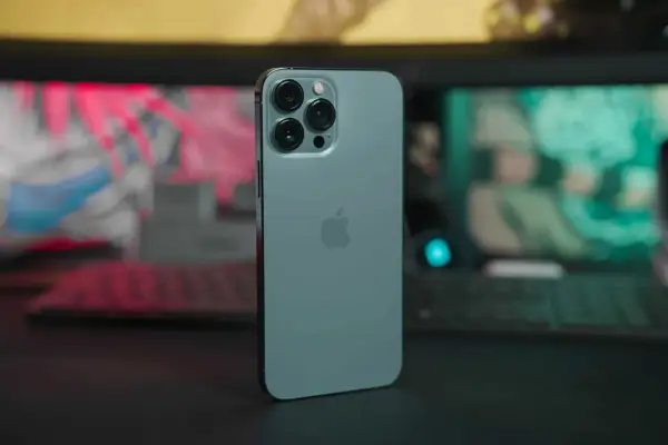 Un iPhone 13 bleu céleste, avec son logo Apple et son triple appareil photo, prêt pour sa date de sortie.