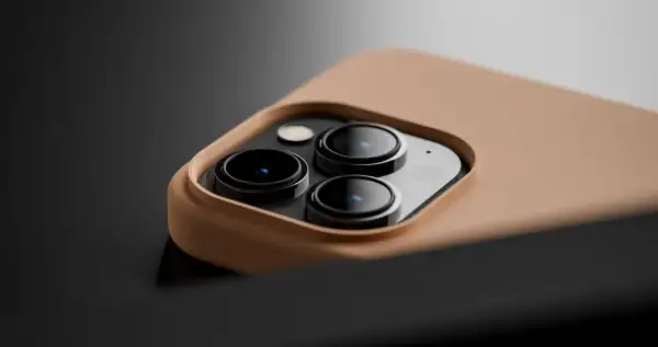 Gros plan sur le module caméra d'un smartphone, protégé par une coque en silicone TPU couleur sable.