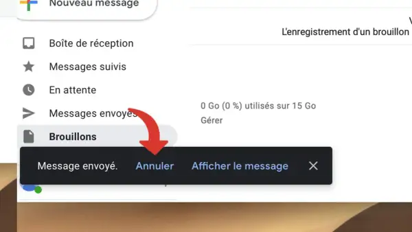 Interface Gmail : un curseur rouge pointe vers "Brouillons", rappelant un mail non envoyé.