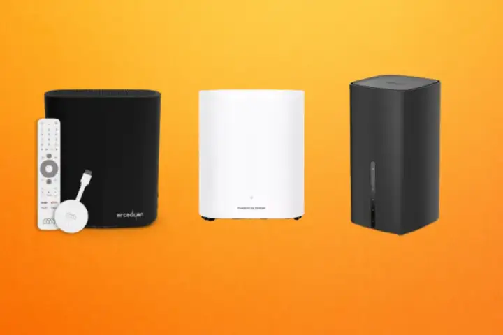 Trois appareils de connectivité : un routeur noir avec télécommande et dongle, un routeur blanc "Powered by Orange", et un routeur noir. Idéal pour avoir la fibre sans box.