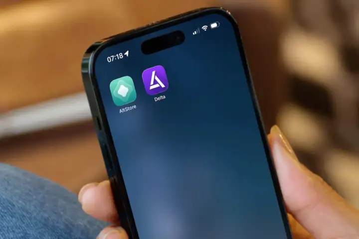 Icône AltStore et Delta sur un iPhone, pour installer des applications sur iOS.